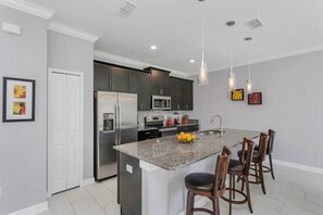 KĂŒhlschrank, Mikrowelle, Ofen, GeschirrspĂŒler