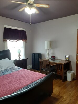 4 bedrooms, desk, iron/ironing board, free WiFi