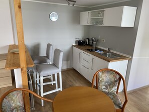 Standard Apartment, Private Bathroom, Garden View | Shared kitchen | Highchair - Villa Daheim (Sassnitz)