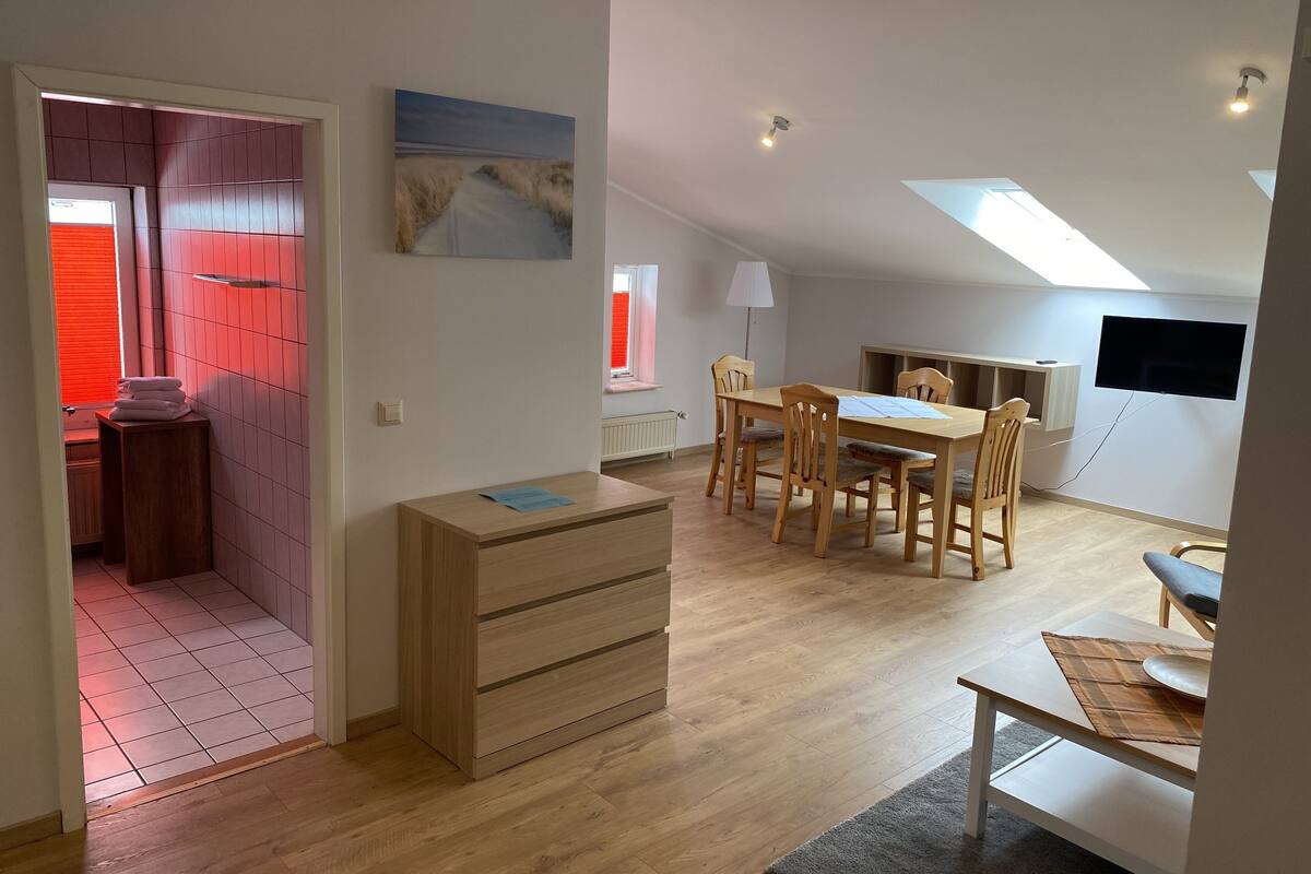 Un apartamento moderno con comedor, cocina y sala de estar.