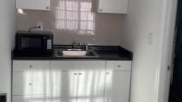 Kühlschrank, Mikrowelle, Kochgeschirr/Geschirr/Besteck