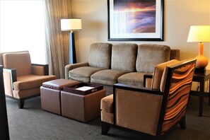 Fernseher, DVD-Player, Tischtennisplatte