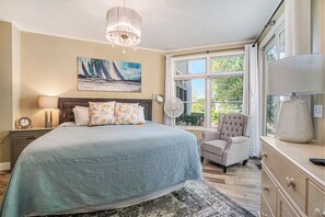 2 bedrooms, travel crib, WiFi, bed sheets - Updated Main Floor Condo at Pool and Beach (Manistee)