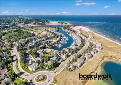 Updated Main Floor Condo at Pool and Beach