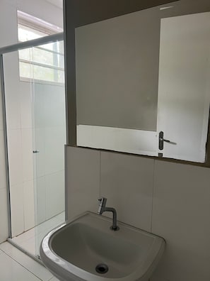 Studio | Bathroom | Shower, rainfall showerhead, towels, soap - Living Hotel São Paulo (São Paulo)