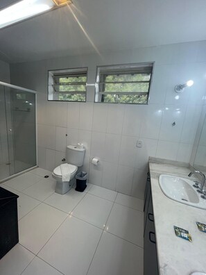 Studio | Bathroom | Shower, rainfall showerhead, towels, soap - Living Hotel São Paulo (São Paulo)