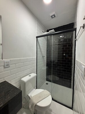 Suite | Bathroom | Shower, rainfall showerhead, towels, soap - Living Hotel São Paulo (São Paulo)