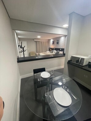 Studio | Bahagian dalam