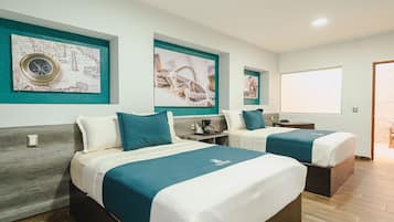 Habitación cuádruple estándar | Ropa de cama de alta calidad y escritorio