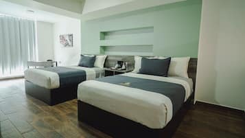 Habitación cuádruple exclusiva | Ropa de cama de alta calidad y escritorio