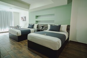Quarto quádruplo exclusivo | Roupas de cama premium, escrivaninha, espaço de trabalho para notebook