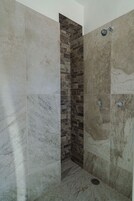 Shower, rainfall showerhead, free toiletries, towels