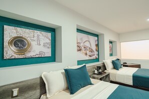 Ein Hotelzimmer mit zwei Betten, einer Karte, einem Kompass und einem Fenster mit Blick.