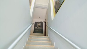 Una escalera conduce a un lobby de hotel con un cartel que dice "Real Navioro Hotel Ejecutivo Buenos Aires".