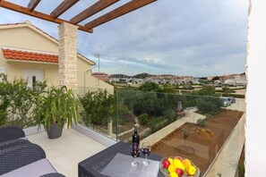 Outdoor dining - Apartment in Tribunj with Seaview, Balcony, Air condition, WIFI (4953-3) (Tribunj)
