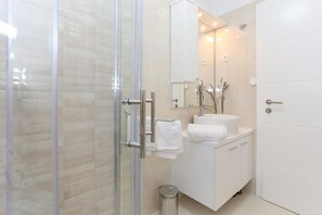 Shower, hair dryer, towels - Apartment in Tribunj with Seaview, Balcony, Air condition, WIFI (4953-3) (Tribunj)