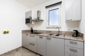 Réfrigérateur, micro-ondes, plaque de cuisson, lave-vaisselle