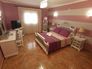 4 bedrooms, desk, soundproofing, iron/ironing board - HOUSE "LA GUALJAMA" (CN)