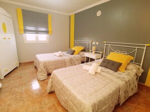 4 slaapkamers, een bureau, geluiddichte muren