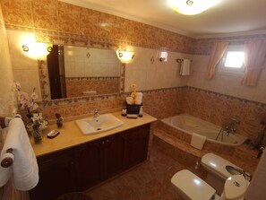 Combined shower/bathtub, hair dryer, bidet, towels - HOUSE "LA GUALJAMA" (CN)