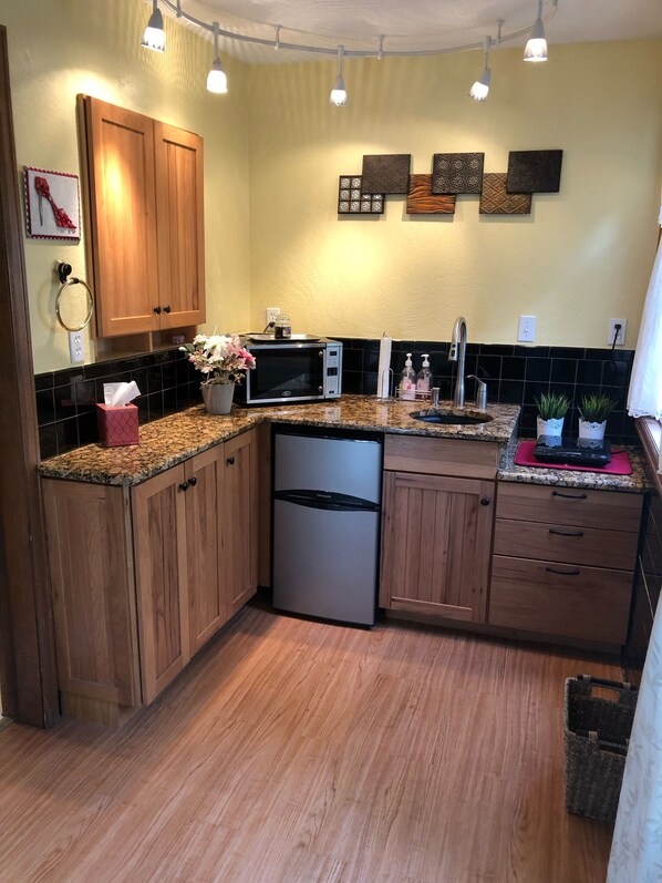 Fridge, microwave, coffee/tea maker, electric kettle - Romantic getaway. above the Lake, surrounded by mountains peaks, perfect! (Georgetown)