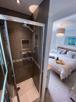 Combined shower/bathtub, hair dryer, towels, soap