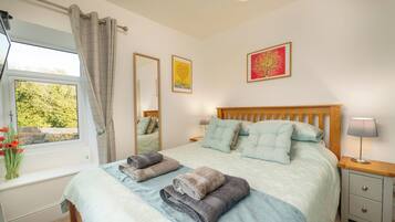 5 slaapkamers, een strijkplank/strijkijzer, reisbedje, gratis wifi