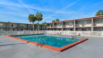 Una piscina al aire libre, tumbonas