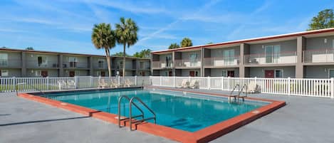 Piscine extérieure, chaises longues