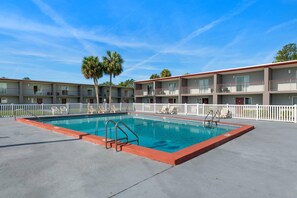 Outdoor pool, sun loungers - Quality Suites Wildwood - The Villages (Wildwood)