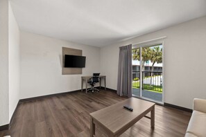 Desk, blackout curtains, iron/ironing board, free WiFi - Quality Suites Wildwood - The Villages (Wildwood)