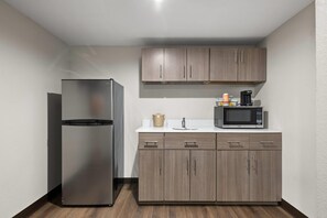 Escritorio, cortinas opacas, tabla de planchar con plancha y wifi gratis