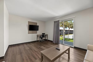 Escritorio, cortinas blackout y tabla de planchar con plancha