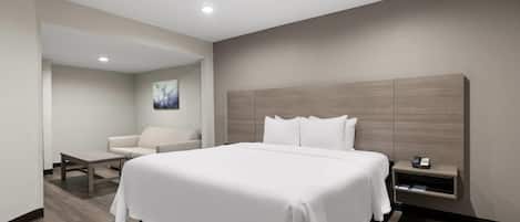 Escritorio, cortinas blackout y tabla de planchar con plancha