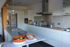 Køleskab, mikrobølgeovn, ovn, kogeplade