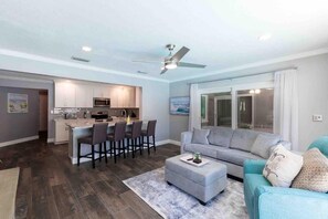 Smart TV - LUXURY GETAWAY OASIS w PRIVATE POOL mins to BEACH! (Seminole)