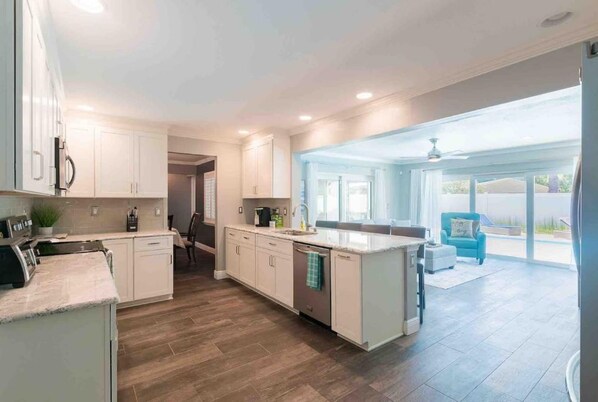 Jääkaappi, mikroaaltouuni, uuni, liesi