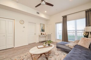 TV - 1D | Gated Complex | Daily Needs in Walking Distance  (Katy)