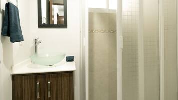 Departamento Confort | Baño | Regadera y toallas