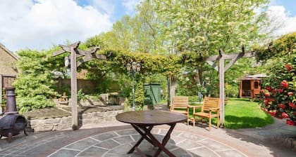 Grove Lodge - a house that sleeps 13 guests in 5 bedrooms