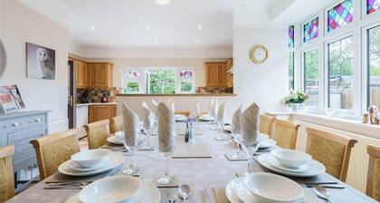 Grove Lodge - a house that sleeps 13 guests in 5 bedrooms