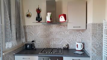 Frigorifero, microonde, forno, piano cottura
