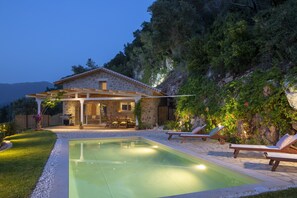 Pool - Harmony and relaxation (ΛΕΥΚΑΔΑ)