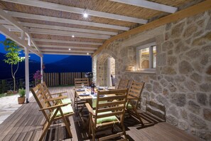 Outdoor dining - Harmony and relaxation (ΛΕΥΚΑΔΑ)