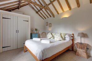 2 bedrooms, iron/ironing board, free WiFi, bed sheets - Bolt Hole - sleeps 4 guests in 2 bedrooms (Holt)