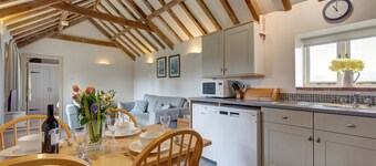 Bolt Hole - sleeps 4 guests  in 2 bedrooms