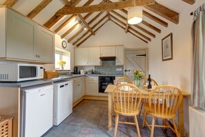 Fridge, microwave, oven, dishwasher - Bolt Hole - sleeps 4 guests  in 2 bedrooms (Holt)