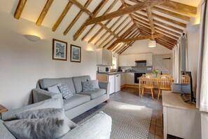 TV - Bolt Hole - sleeps 4 guests  in 2 bedrooms (Holt)