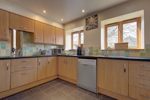 Kühlschrank, Mikrowelle, Ofen, Geschirrspüler
