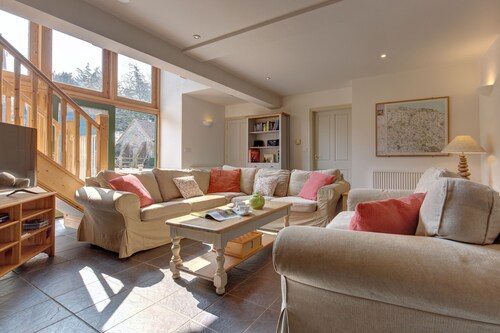 Chaff House - sleeps 6 guests  in 3 bedrooms